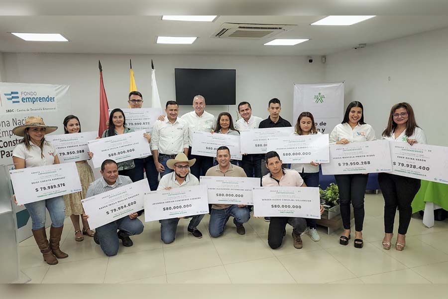 Cada uno de los 13 emprendedores beneficiados en Arauca recibió un cheque simbólico por un monto de $80 millones.