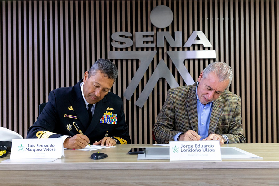 El director general del SENA, Jorge Eduardo Londoño Ulloa, y el presidente de COTECMAR, contralmirante Luis Fernando Márquez Vel