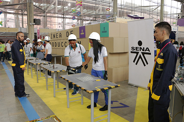 Bachilleres de Medellín avanzan al ´siguiente nivel´ con el SENA 