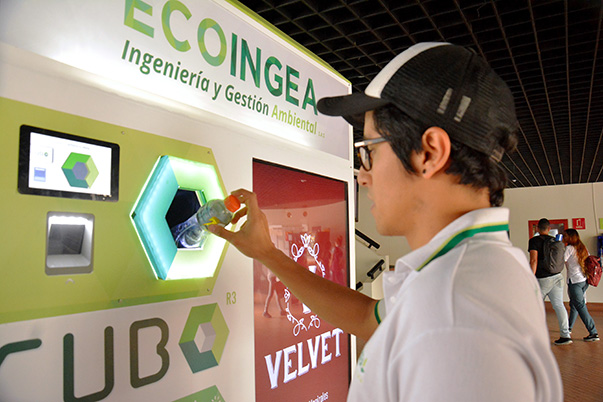 Desarrollan “cajero ambiental” que intercambia botellas y latas por beneficios  