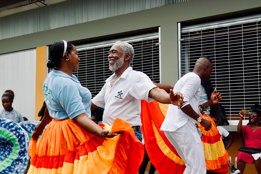 Al ritmo de sonidos del Pacífico, aprendices de los diferentes programas de formación bailaron y celebraron su cultura.