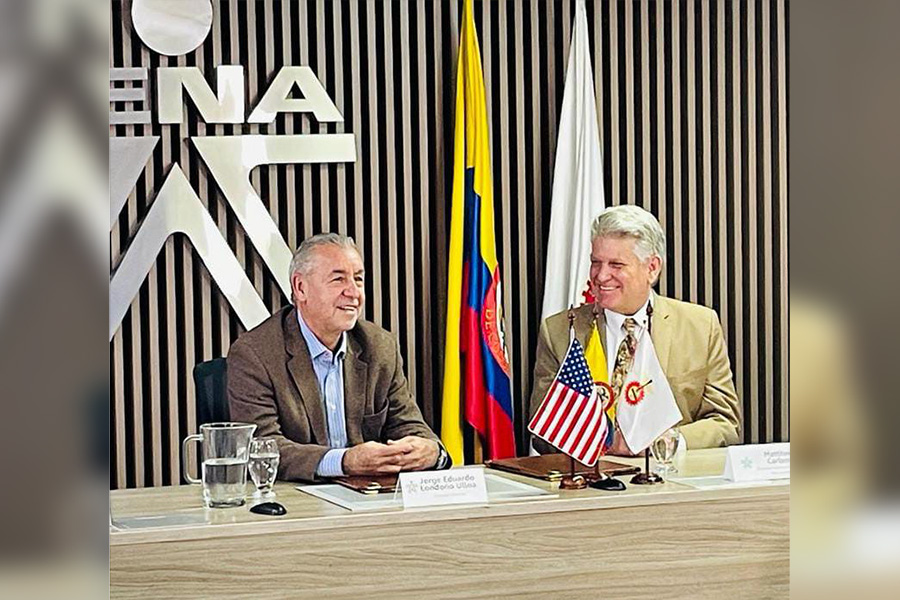 Jorge Eduardo Londoño Ulloa, director general del SENA (izq.) y Matthew Carlson, director nacional de Cuerpo de Paz Colombia, fi