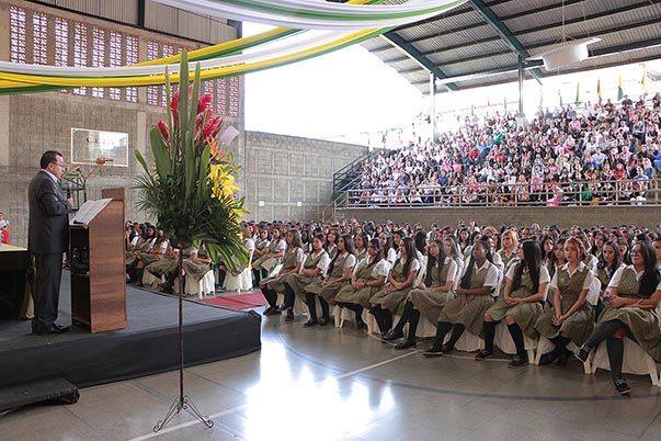 160 mujeres estudiantes del colegio CEFA recibieron su doble titulación