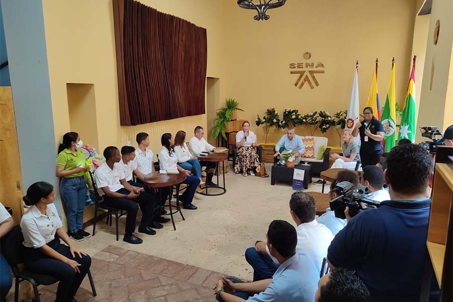 Imagen sobre aprendices del SENA Bolívar dialogando con embajador de Estados Unidos