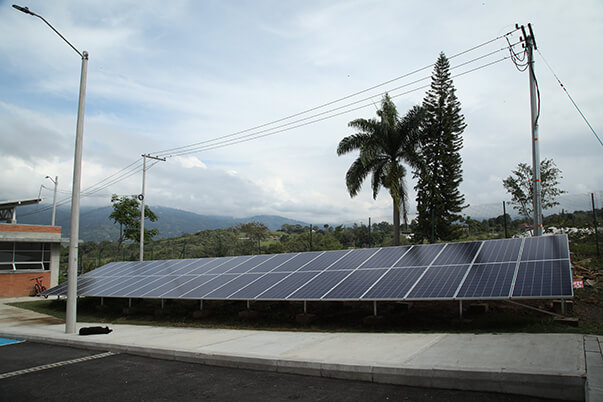 Son en total 40 paneles solares los que darán energía renovable a un predio de 7.818 metros cuadrados en el CAE. 