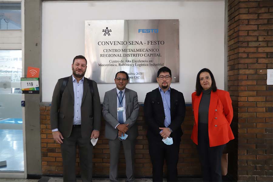 Visita de los representantes de FESTO al Centro Metalmecánico del Complejo Sur. 
