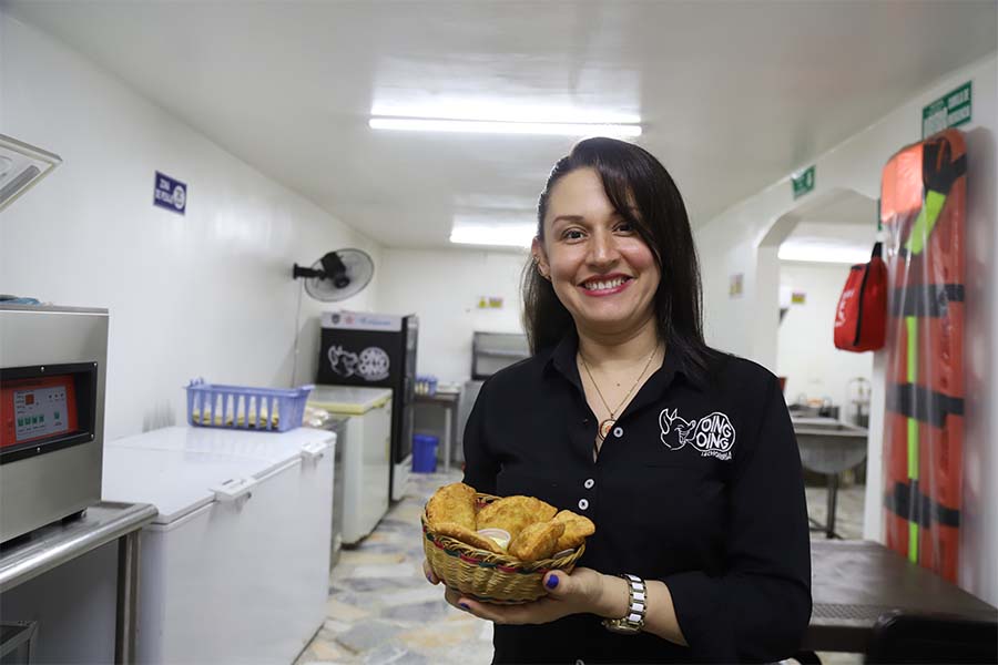 Con determinación y una receta familiar que ha pasado de generación en generación, Linda Cristal comercializa las empanadas.