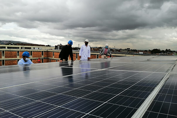 Instalación de paneles solares en el Complejo Sur de Bogotá. 