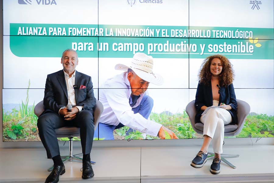 El director general del SENA, Jorge Eduardo Londoño Ulloa, y la ministra de Ciencia, Tecnología e Innovación, Yesenia Olaya Requ
