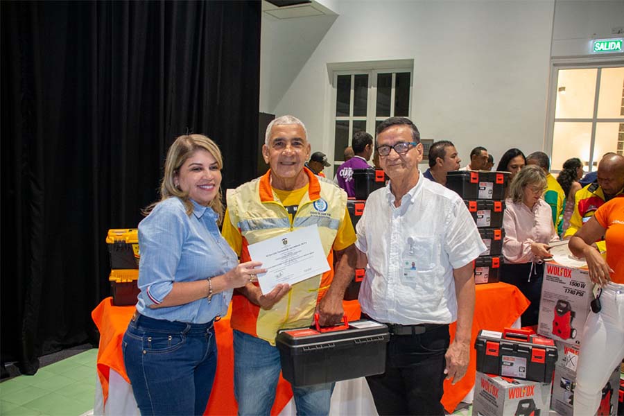 Los mototaxistas certificados en “Sistema de Refrigeración Doméstica” recibieron de la administración distrital un kit con un se