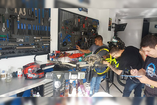 Se certifican expertos en mantenimiento de bicicletas 