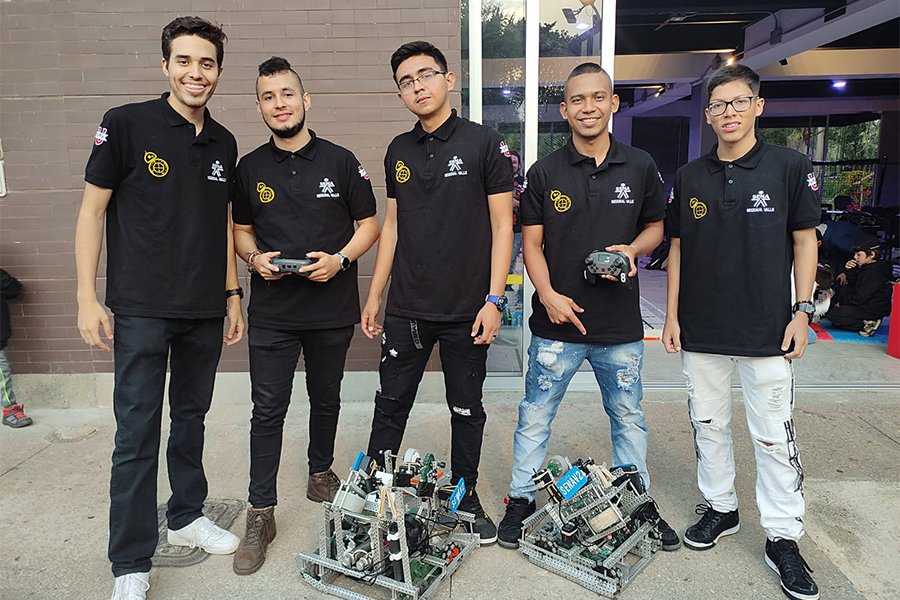 La batalla continúa: ahora se preparan para la competencia mundial de robotics que será en Dallas, Texas, desde el 24 de abril a