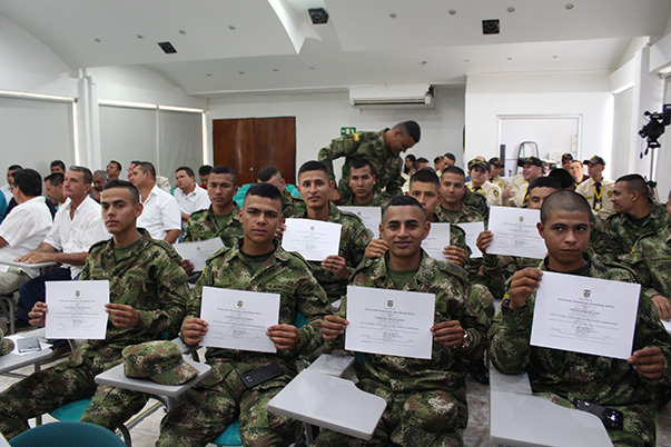 100 soldados y trabajadores del Huila certificaron sus competencias