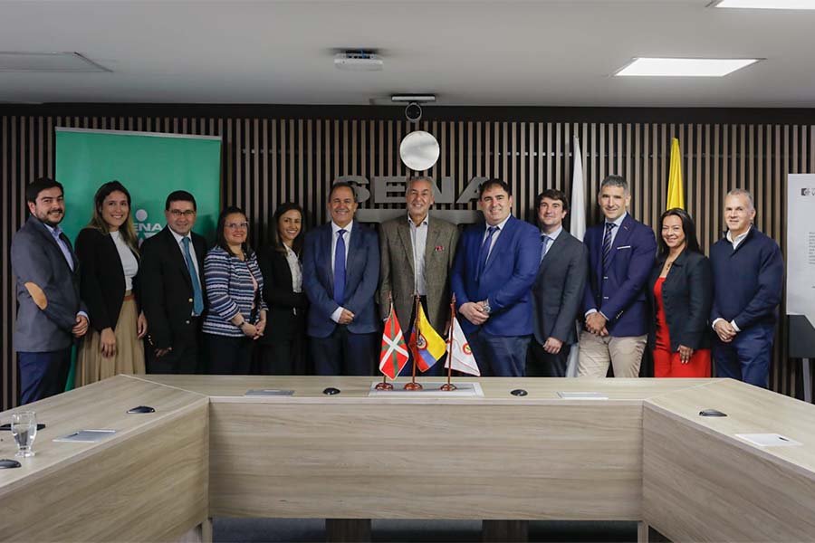 El director general del SENA, Jorge Eduardo Londoño Ulloa, y directivos de TKINIKA firmaron el acuerdo que fortalecerá la calida