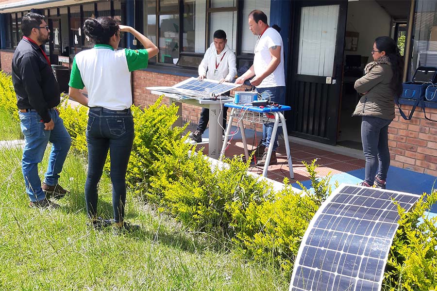El grupo interdisciplinario de investigación hace pruebas en paneles solares.