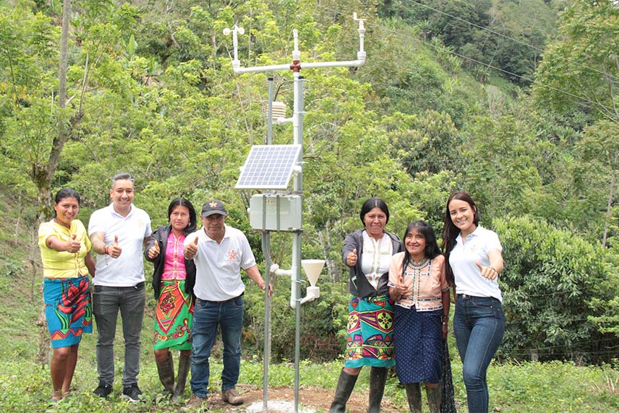 Imagen sobre la comunidad indigena Dabeiba con una estación meteorológica