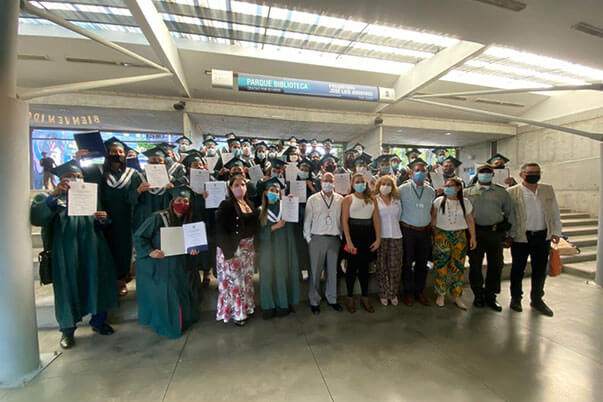 La entrega de los 50 diplomas se realizó mediante un evento simbólico en la comuna 13 de Medellín.  