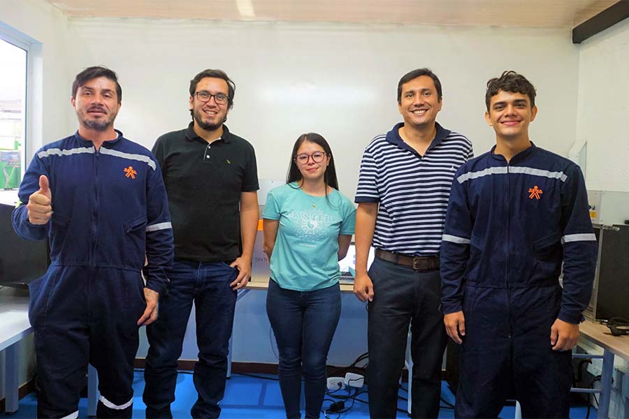 aprendices y representante de la empresa IMOCOM, Gerson Saavedra y Juan Felipe Cardona; instructores SENA; Astrid Escarraga, ing