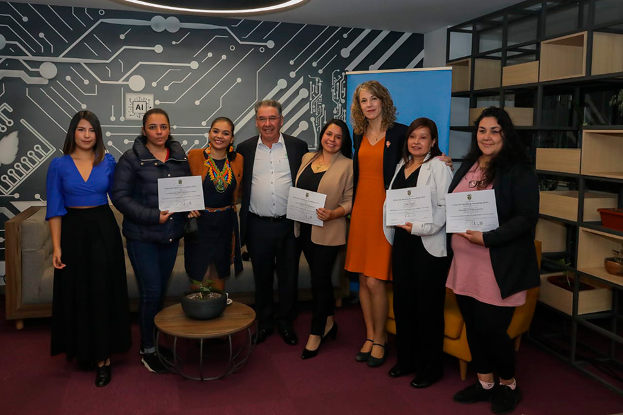 un grupo de mujeres recibieron su certificación en el evento especial que se cumplió en el Hub de Innovación del SENA en Chapine