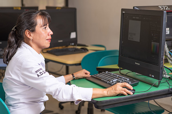 SheWorks! y el Servicio Nacional de Aprendizaje - SENA capacitan en habilidades digitales a las mujeres del país