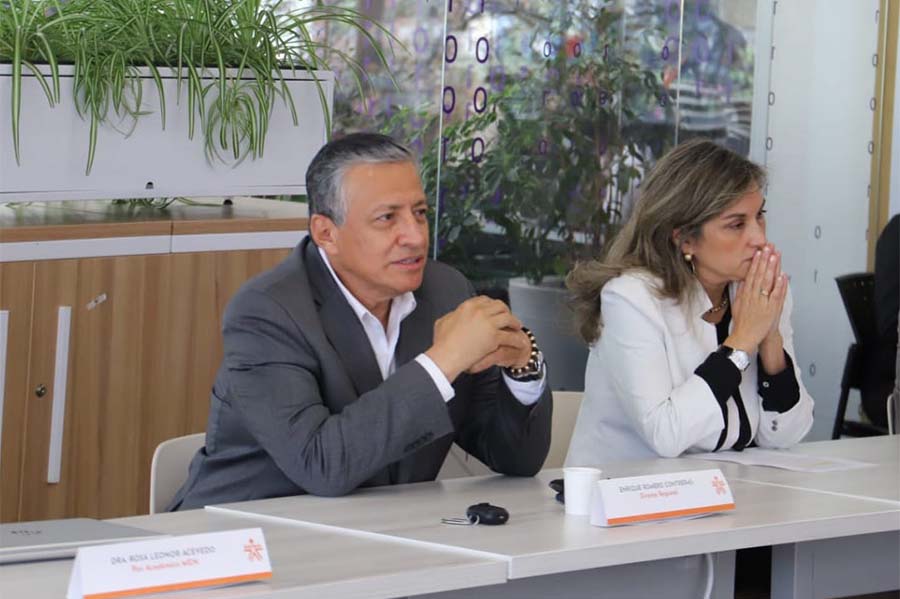 Enrique Romero Contreras, director de la Regional Distrito Capital y Nidia Gómez realizan, directora de Formación Profesional de