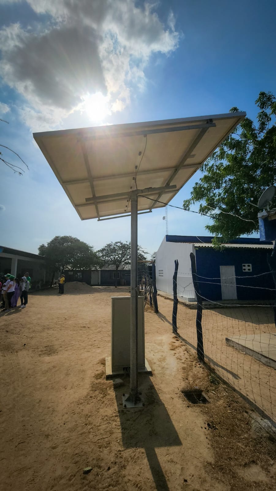 Los paneles solares fotovoltaicos convierten la luz solar en la energía para mejorar las condiciones de vida de la comunidad.